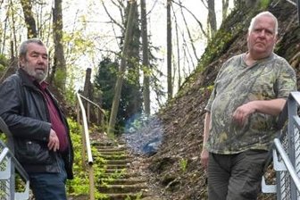 Der Treppenwitz vom Chemnitztal: 44 Stufen enden im Nirgendwo - Der Gehweg zwischen der B 107 und der Siedlung Sonnenland in Auerswalde wurde durch eine Eisenkonstruktion erneuert - aber nur bis zur Hälfte, kritisieren Anwohner Werner Sommer (links) und Klaus Gentzen. 