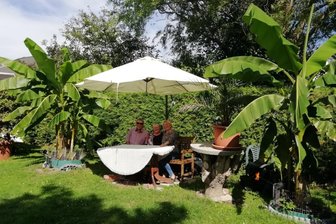 Der Tropengarten von Niederwiesa - Familientreffen im Tropengarten in Niederwiesa: Peter Kotschiks Partnerin Heidemarie Müller (Mitte) mit Verwandten zwischen den üppig sprießenden Bananen.