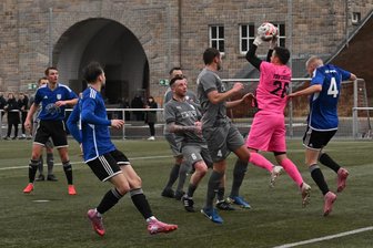 Der TSV Crossen jubelt und der SV Mosel hadert: So lief das Nachholspiel in der Fußball-Westsachsenliga - Der Crossener Torhüter Tommy Kitruschat ist zur Stelle. Er und seine Vorderleute ließen gegen Mosel nur ein Gegentor zu.