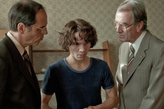 "Der Turm"-Nebendarsteller aus Plauen: Noch in der Nacht riefen mich Leute an - Jörg Simmat (links) in der Rolle des Staatsbürgerkunde-Lehrers Schnürchel. Das Foto zeigt ihn in einer Szene im Fernsehzweiteiler "Der Turm" mit Sebastian Urzendowsky (Christian Hoffmann) und Peter Prager als Schuldirektor Fahner. Bei einem Stubendurchgang war Hoffmann mit Nazi-Literatur ertappt worden.