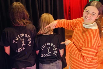 Der Turmengel zu Schneeberg kommt auf die Bühne − und beschert dem Erzgebirge eine besondere Premiere - Alina Hanisch spielt die Hauptrolle im Musical „Der Turmengel“, das jetzt Premiere in Schneeberg hat. Das Stück ist „selfmade“ und wird von den evangelischen Schulen der Stadt aufgeführt.