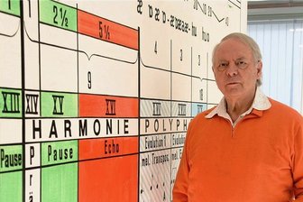 Der Überforderer - Karlheinz Stockhausen (1928 - 2007) vor der grafischen Darstellung eines seiner Stücke. Als einer der bedeutendsten deutschen Komponisten des 20. Jahrhunderts spaltete er Publikum wie Kritiker.