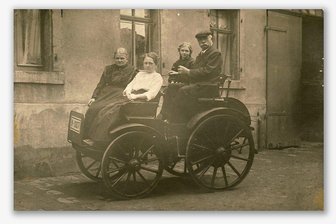 Der unbekannte Autopionier aus dem Erzgebirgsdorf Schönheide - Louis Tuchscherer auf einem von ihm gebauten Automobil um 1915, neben ihm seine Tochter Margarete.