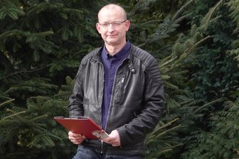 Der unbekannte Landratskandidat - Reiner Siegel auf seinem Grundstück in Lichtentanne. Der gelernte Schmied und Unternehmer will nun Berufspolitiker werden. 
