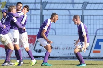 Der Unkonventionelle lässt Aue jubeln - Dimirtij Nazarov (3. von links) sorgte am Sonnabend mit seinem Treffer zum 2:1 für den emotionalen Schluss- und Höhepunkt im Erzgebirgsstadion.