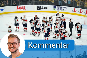 Der Untergang jeglicher Sportmoral: Der größte Eishockey-Titel geht in die Wüste - Mitglieder der Florida Panthers stehen während der Übergabe des Stanley Cups bereit, nachdem die Vegas Golden Knights die Panthers in Spiel 5 des NHL-Eishockey-Finales mit 9:3 besiegt und damit den Stanley Cup gewonnen haben.