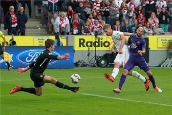Der Veilchen-Schreck - Simon Terodde (Mitte) lässt sich weder von Aues Torhüter Martin Männel (links) noch von Mittelfeldspieler Philipp Riese aufhalten und macht sein drittes Tor. Es war der erste Dreierpack des Stürmers gegen den FC Erzgebirge, aber nicht der erste erfolgreiche Auftritt des Torjägers gegen die Veilchen.