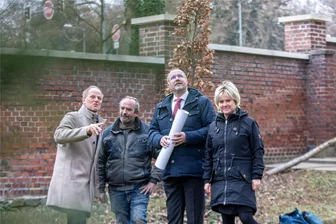 Der Verein der Freunde Plauens will in diesem Jahr das Plauener Arboretum weiter voranbringen - Ullrich Franke (links), Vorsitzender des Vereins der Freunde Plauens, traf sich jetzt mit OB Steffen Zenner und Sylvia Deeg von der Gebäude- und Anlagenverwaltung auf dem Friedhof II. Im Beisein von Steinsanierer Marcel Hadlich übergab Franke an die Stadt eine Spende von 1000 Euro. Das Geld fließt in die Sanierung der Friedhofsmauer.
