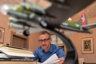 Der vergessene Bomber von Zetteritz - Der Hobbyhistoriker Ralf Härtel forschte unter anderem im Stadtarchiv Mittweida zu einem bei Zetteritz abgeschossenen B-17 Bomber. 