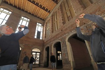 Der verschwundene Stein vom Bahnhof Freiberg: Viele Fragen bei Führung über die Baustelle - Viel fotografiertes Herzstück des Bahnhofs von Freiberg: Die Empfangshalle.