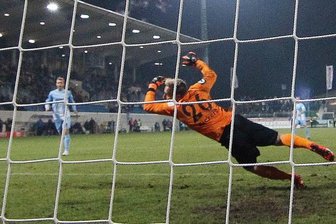 Der Verteidiger für die wichtigen Tore - SteveBreitkreuz - Mit Geschick und etwas Glück: Steve Breitkreuz (rechts) lenkt in der Nachspielzeit gegen die Stuttgarter Kickers eine Flanke zum 1:1-Ausgleichstreffer ins lange Eck.