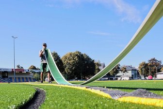 Der VfB Annaberg freut sich, dass jetzt "der Rollrasen rollt" - Eine Ende der Bauarbeiten ist in Sicht: Der Kurt-Löser-Platz in Annaberg erhält einen neuen Kunstrasenbelag. Gestern waren Rainer Zimmermann und seine Kollegen bereits dabei, die Markierungen einzukleben. 