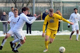 Der VfB Auerbach stärkt das Teamgefüge - Tomas Kepl (im gelben Trikot), der hier von Rocco Baxmann angegriffen wird, machte gegen Jena II in der Offensiv-Zentrale des VfB Auerbach ein gutes Spiel und bestätigte damit seine gute Entwicklung.
