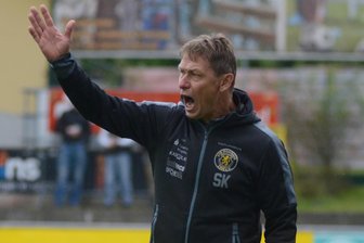 Der VfB Auerbach vorm Derby gegen den VFC Plauen: Warum der Trainer auf möglichst viel Normalität setzt - Der Auerbacher Trainer Sven Köhler musste zu Saisonbeginn ab und zu lauter werden. Abgesehen vom 0:0 gegen Sandersdorf stimmten zuletzt aber die Ergebnisse des VfB.