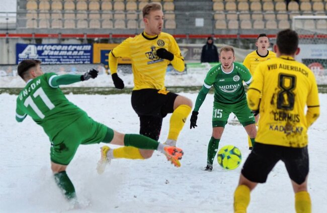 Der VfB hat das Glück des Tüchtigen - Auerbachs Veit Kramer (Mitte) lässt sich hier von seinem Gegenspieler auf schneebedecktem Platz nicht aufhalten. 