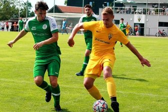 Der VfB Schöneck zieht das große Los - Jan Luderer (rechts) traf im Erstrundenspiel gegen Markkleeberg (4:2 nach Verlängerung) doppelt für den VfB Schöneck. Nun freut man sich in Schöneck auf Regionalligist Chemie Leipzig.