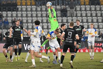 Der VFC Plauen zwischen Hadern und Hoffen: Das waren die Reaktionen nach dem 1:2 bei Carl Zeiss Jena - Der Jenaer Torhüter Marius Liesegang greift zu und vereitelt in dieser Szene aus der Schlussphase eine der letzten Plauener Chancen.