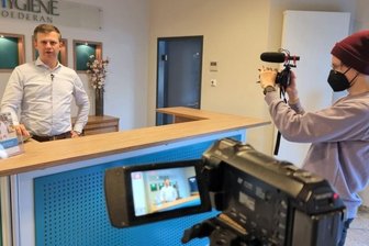 Der Video-Clip vom Geschäftsführer - Erstmals im Fokus der Kamera: Paul Kunick, der Geschäftsführer der Hygiene Oederan, wird von Max Porstmann für einen neuen Film "Jobs in Oederan" in Szene gesetzt.