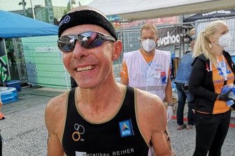 Der Vizeweltmeister hat mit Hawaii noch eine Rechnung offen - Überglücklich im Ziel: Der Limbach-Oberfrohnaer Triathlet Alexander Kunze wurde im niederländischen Almere Vizeweltmeister in seiner Altersklasse. Der 49-Jährige kam nach neun Stunden und 13 Minuten an.