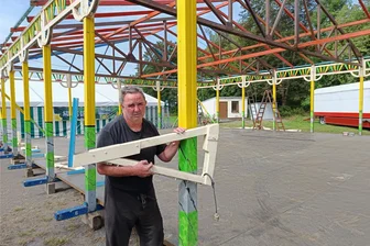 Der Vogtländer mit dem Autoscooter in Sayda - Udo Weichsel baut seinen Autoscooter in Sayda auf. Der Vogtländer, der seit mehr als 30 Jahren auf Jahrmärkten unterwegs ist, ist zum ersten Mal beim Bergfest dabei.