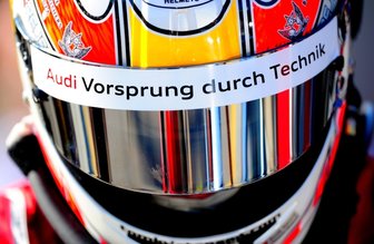 Der Vorsprung schmilzt - So wirbt der Autobauer auf dem Helm des dänischen Rennfahrers Tom Kristensen. Doch die Manipulation der Abgas-Technik bei Dieselfahrzeugen macht dem Ingolstädter Konzern schwer zu schaffen. Rund 80.000 in die USA exportierte Autos waren davon betroffen.