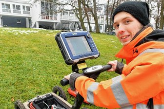 Der Vulkanforscher und Bombensucher - Pascal Semper führt eine Testmessung im Freiberger Brennstoffinstitut durch. Mit einer Sonde können Metallteile im Erdreich aufgespürt werden. Der Claußnitzer schreibt jetzt an seiner Doktorarbeit über Vulkane.