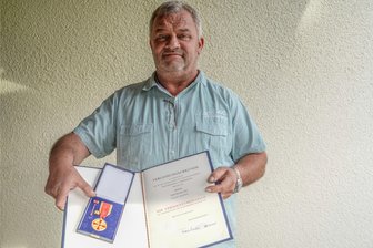 Der Wächter des Wetters: Erzgebirger erhält für besondere Aufgabe den Bundesverdienstorden - Wie schon sein Großvater Rudolf Timmel beobachtet Jens Ruhland das Wetter und schickt die Daten an den Deutschen Wetterdienst. Nach 40 Jahren wurde er dafür mit dem Bundesverdienstorden geehrt.