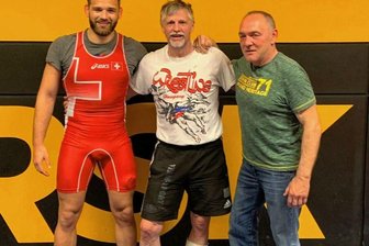 Der Wahl-Österreicher, der in der Schweiz trainiert und für Gelenau ringt - Ringkämpfer Uwe Pötzschke (Mitte) mit dem Olympia-Bronzegewinner von 1984, Hugo Dietsche, und dessen Sohn Fabian von der schweizerischen Ringerstaffel Kriessern.
