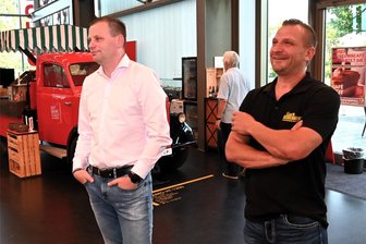Der Wahlabend: CDU verliert Mehrheit in Frankenberg, Freie Wähler legen in Hainichen zu - Das Bild vom Wahlabend in der Zeitwerkstadt Frankenberg: CDU-Stadtchef Andreas Schramm (l.) und AfD-Fraktionssprecher Jürgen Stein schauen sich die Wahlergebnisse an.