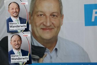 Der Wahlkreis ist komplett blau - Wahlplakate von Marco Wanderwitz und Mike Moncsek.