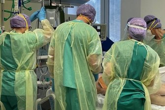 Der Wahnsinn heißt Covid-19 - Intensivstation: Ein 50-jähriger Covid-Patient wird in die Bauchlage gedreht, um die Lunge zu entlasten.