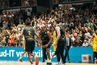 Der Wahnsinn von Chemnitz: 5000 Ninersfans ersetzen Kevin Yebo - Jubel über ein Wahnsinnscomeback: DeAndre Lansdowne und Jeff Garrett im letzten Viertel des Spieles gegen Alba Berlin.