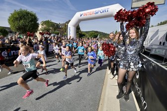 Der Wahnsinn von Wilkau-Haßlau: 900 Teilnehmer starten beim 2. WiHa-Dukt-Lauf - Knapp 900 Aktive sind beim 2. WiHa-Dukt-Lauf in Wilkau-Haßlau an den Start gegangen. Jasmina Leumer (rechts) und die Meeta Girls aus Meerane feuerten die Sportlerinnen und Sportler am Start und Ziel an.