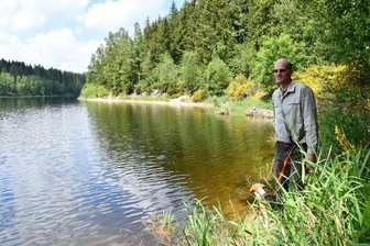 Der Waldmensch und das Wasser - Peter Schmidt ist Revierförster des Forstreviers Hundshübel, in dem die Talsperre Eibenstock liegt. Dort schaut er oft nach dem Rechten, an seiner Seite ist dabei immer Ophelia, eine acht Jahre alte Westfälische Dachsbracke. 