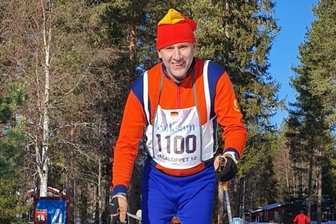 Der Wasalauf-Sieger und sein Double - 6. März 2022: Carsten Albrecht hat als Klause-Double sichtlich Spaß auf dem Weg nach Mora.