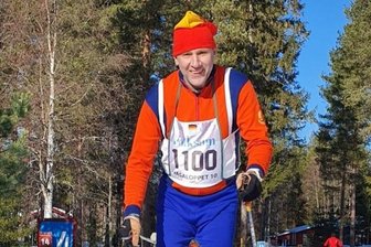 Der Wasalaufsieger aus dem Vogtland und sein Double - 6. März 2022: Carsten Albrecht hat als Gert-Dietmar-Klause-Double sichtlich Spaß auf dem Weg nach Mora. Auch Stöcke, Mütze und Handschuhe aus den 1970er-Jahren hat er extra besorgt.