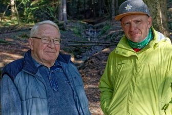 Der Wasserradmann und seine Sorgen - Michael Hillig (links) hat vor sechs Jahren begonnen, selbst gebaute Wasserräder im Haselbach (im Hintergrund) aufzubauen. Nun wird sich Enrico Nestler um die Sammlung kümmern. 