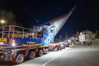 Der Weg des Windriesen: 23 Bilder zeigen die knifflige Nachtfahrt durch Freiberg und Kleinschirma - Der Schwertransport in Richtung Kleinschirma muss in Freiberg einige knifflige Stellen - wie hier an der Goethestraße - meistern.