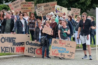 Der Weg für die Klinikfusion im Erzgebirgskreis ist frei - 250 Demonstranten, so schätzen es Verdi und die Polizei ein, haben am Mittwoch die Kreisräte empfangen. Sie vertraten die Belegschaften in den Kliniken Annaberg, Stollberg sowie Zschopau/Olbernhau. 