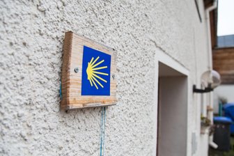 Der Weg ist das Ziel: Freiberger Arzt gibt Tipps, wie man den Jakobsweg meistert - Der Jakobsweg führt auch durch Sachsen: Hier die Stempelstelle an der Frankenstraße.