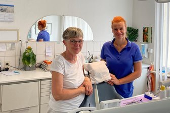 Der Weg zum Zahnarzt wird weiter: In Flöha schließt die nächste Praxis - Silvia Friedrich (links) und Franziska Liermann sind nur ein Teil des Teams, das aus zwei Zahnärztinnen und drei zahnmedizinischen Helferinnen besteht. Der Teamgeist wurde in der Praxis in guten und in schwierigen Zeiten immer groß geschrieben.