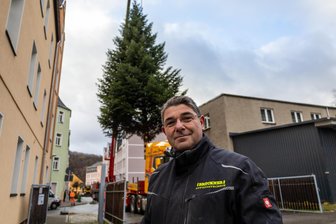 Der Weihnachtsbaum-Spender von Aue: Seine 13-Meter-Tanne schmückt jetzt den Altmarkt - Hat den Weihnachtsbaum für den Auer Altmarkt gespendet: Rocco Brückner.