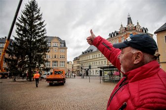 Der Weihnachtsbaum steht: Hängt Annaberg wieder den Striezelmarkt ab? - Daumen hoch: Marktverantwortlicher Christian Eberhardt bestaunt den Annaberger Weihnachtsbaum.