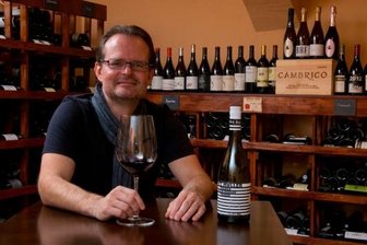 Der Weinversteher - Auf ein Glas: Janek Schumann in seinem Lokal "Weinwirtschaft" in Lichtenwalde. Besonders faszinieren ihn gereifte, alte Weine, "mit denen man in andere Jahrzehnte eintaucht", wie er sagt. So könne man sich Geschichte verinnerlichen.