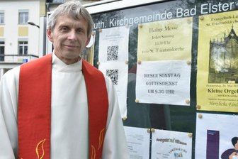 Der weiße Talar als Markenzeichen - Pfarrer Gunther Geipel aus Bad Elster geht in den Ruhestand. Das i.R. soll in seinem Falle nicht "im Ruhestand" bedeuten: "Ich sage lieber 'in Reichweite' dazu." 