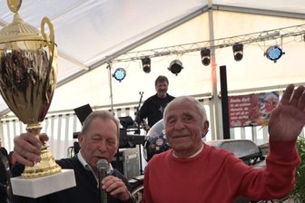 Der Weltmeister der Herzen - Ein goldener Pokal für ein großes Lebenswerk: Rainer Pommer, Vorsitzender des 1. Auer MSC, überreichte MZ-Legende Heinz Rosner aus Hundshübel eine stattliche Trophäe. 