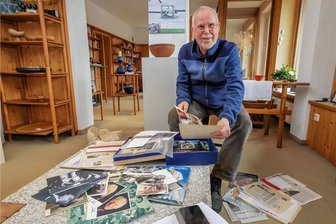 Der Weltstar aus Zwickau, der beim Dachdecken mithilft: Private Einblicke in das Leben von Gert Fröbe - Im Geburtshaus des Weltstars: Eckehart Baumann, Neffe von Gert Fröbe, kramt in der Kiste mit Erinnerungen.