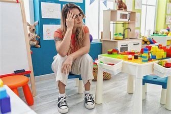 Der Wert der Care-Arbeit: Warum bekommen Erzieherinnen aus Penig weniger Geld - Der Erzieherberuf steht im europäischen Qualifikationsrahmen auf derselben Stufe wie ein Bachelor-Abschluss. Julia Werner - Name geändert - ist mit ihrem Diplomabschluss sogar höherqualifiziert. Nun fühle sie sich wie diese Frau, und sagt, es geht nicht primär ums fehlende Geld. Worum aber dann?