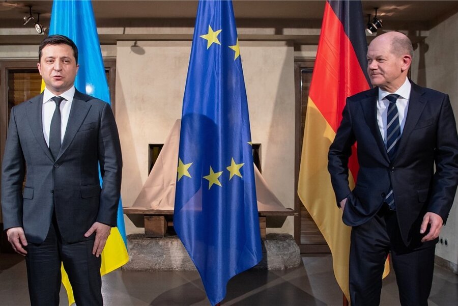 Der Westen wappnet sich - Bei der Sicherheitskonferenz rückte der Ukrainekonflikt in den Mittelpunkt: Bundeskanzler Olaf Scholz (r.) und Wolodymyr Selensky, Präsident der Ukraine, kamen zu bilateralen Gesprächen zusammen. 