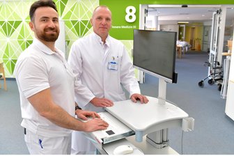 Der Wettlauf gegen den Muskelabbau: Wie das Kreiskrankenhaus Freiberg ältere Menschen effizienter versorgen will - Kreiskrankenhaus Freiberg: Die Oberärzte Basel Maksoud und Sven Kaufer wollen Patienten stärker ganzheitlich versorgen.